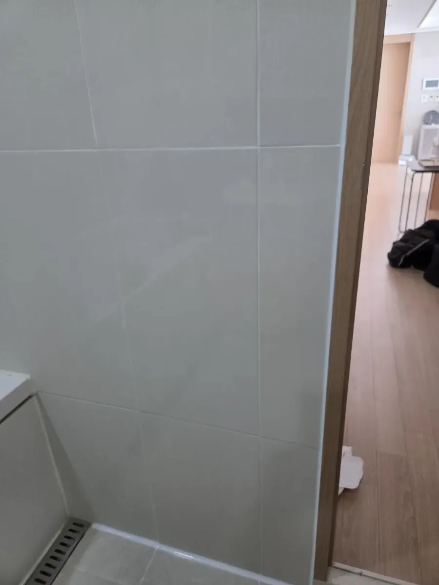 오산 화장실 벽 모서리 타일 보수 완료 후 마감