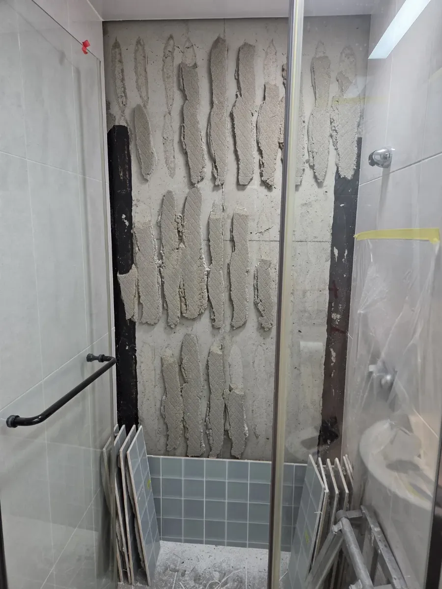 샤워공간 타일 재시공 전 철거 모습